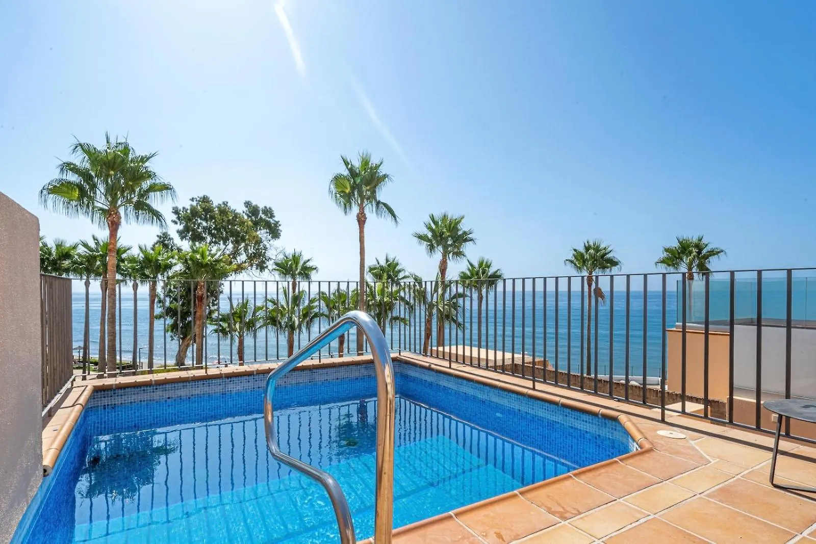 Beautiful Beachfront Apartment 埃斯特波纳 0*,