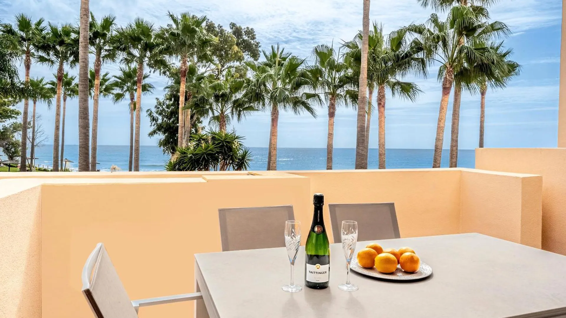 Beautiful Beachfront Apartment 埃斯特波纳
