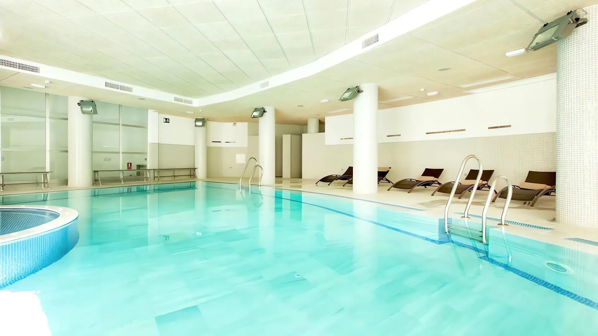 Beautiful Beachfront Apartment 埃斯特波纳