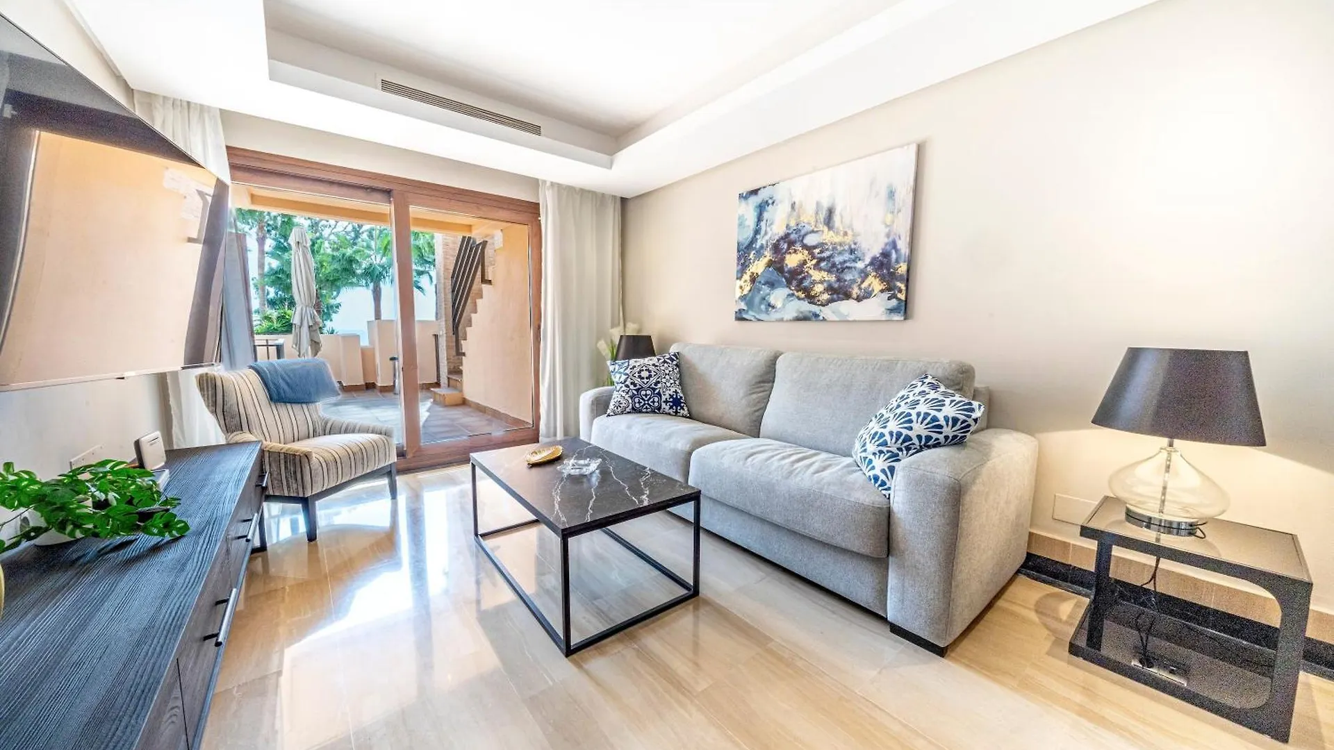 Beautiful Beachfront Apartment 埃斯特波纳