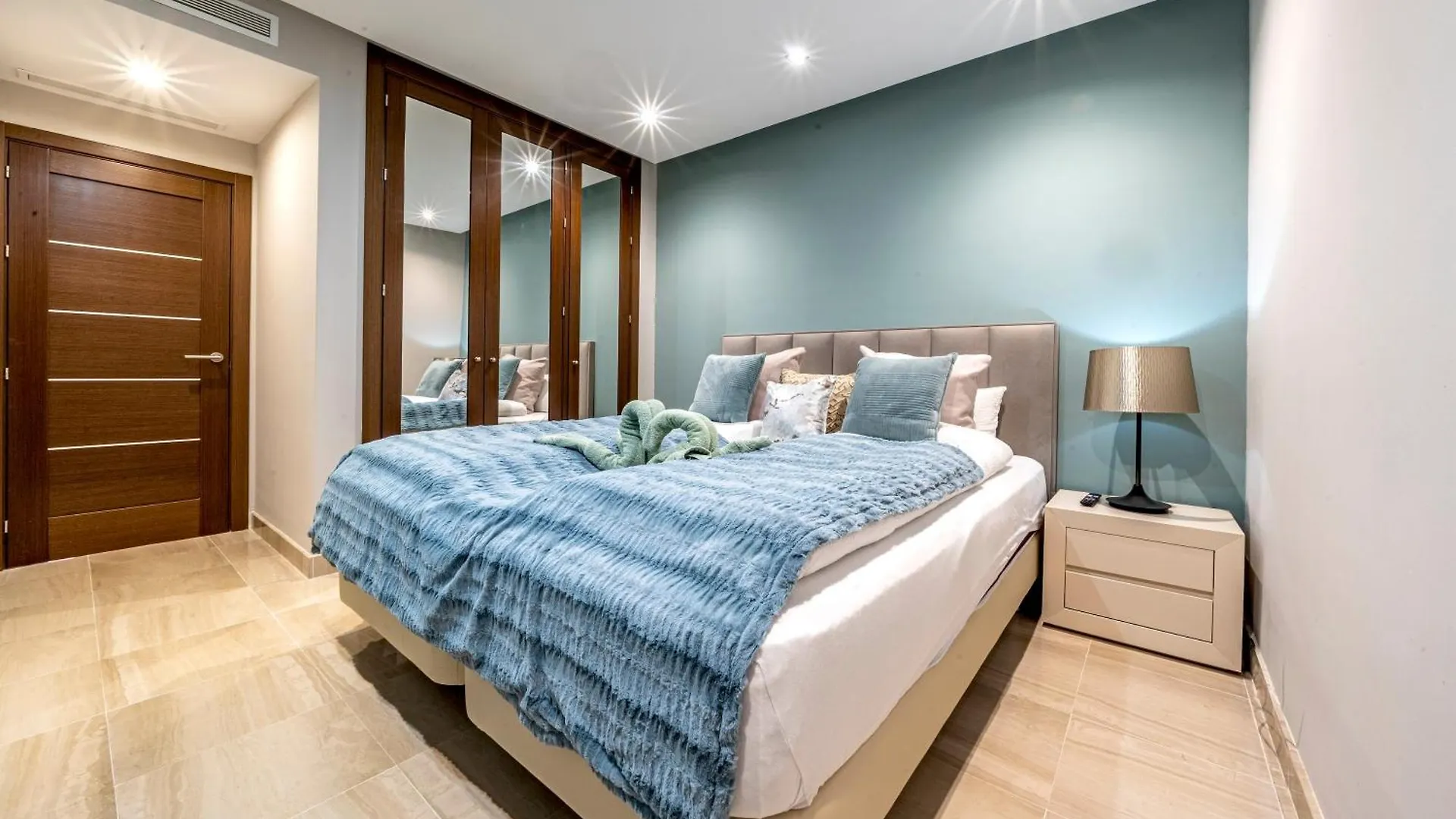 Beautiful Beachfront Apartment 埃斯特波纳